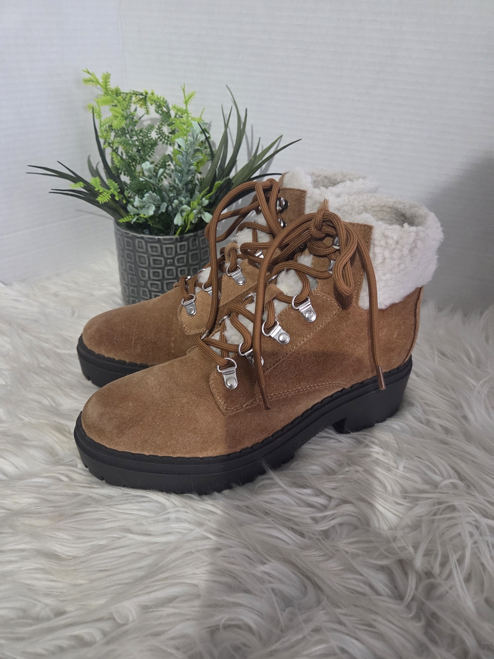 Marc Fisher Brown Suede Lace-Up Shearling Faux Trim Hiking Women Boots. Size 7.5